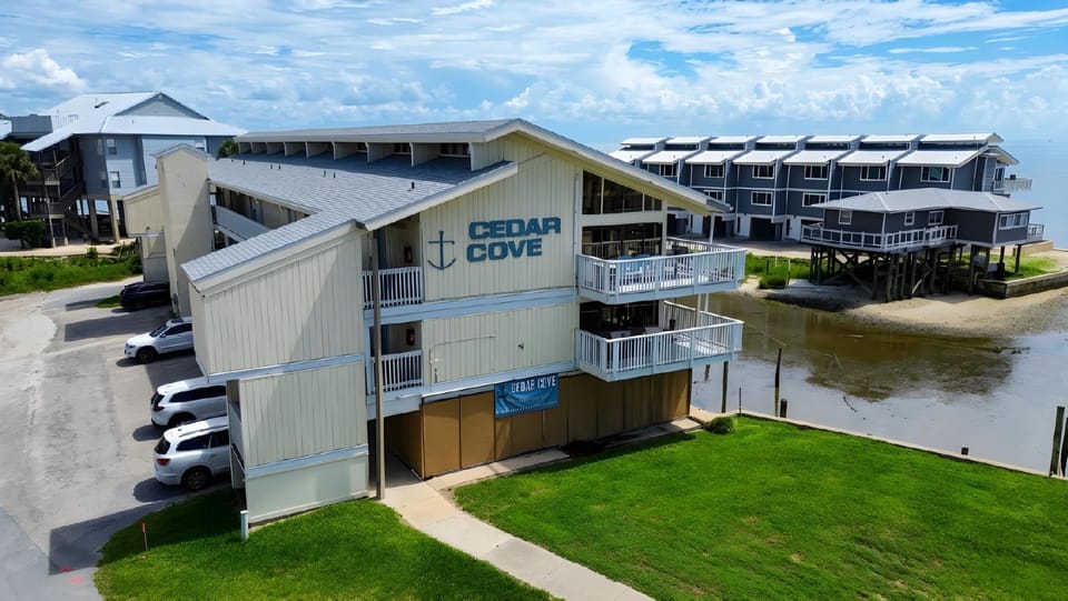 Seven C's at Cedar Cove! Waterfront Loft, Covered Balcony & Downtown! Apartment in Cedar Key