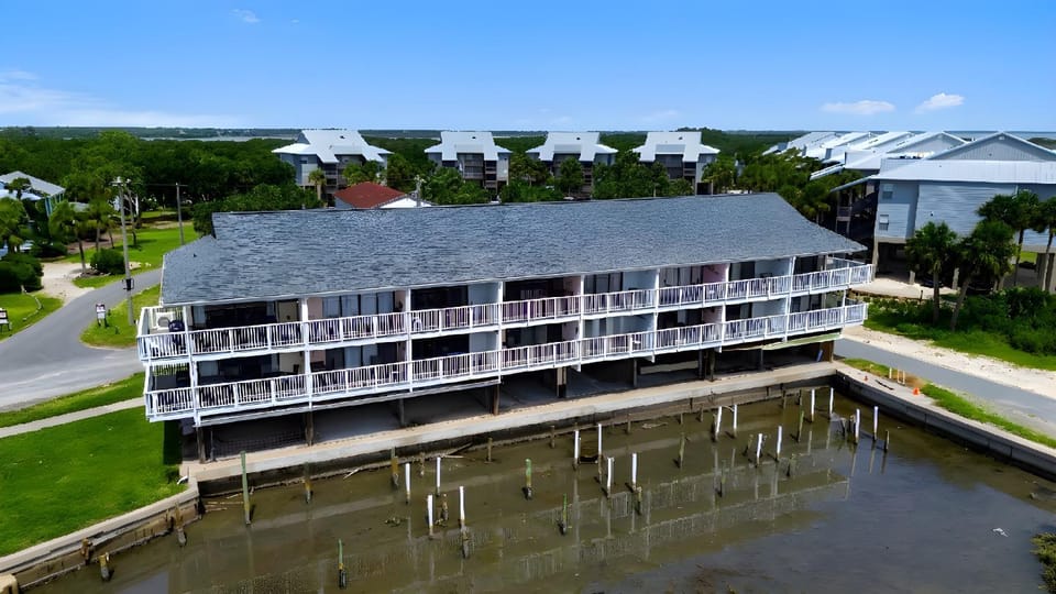 Seven C's at Cedar Cove! Waterfront Loft, Covered Balcony & Downtown! Apartment in Cedar Key