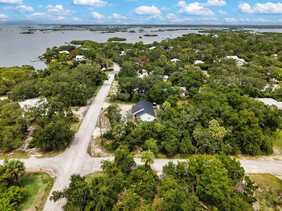 Shelly's Chateau- Coastal Farmhouse w Fenced Yard Country House in Cedar Key