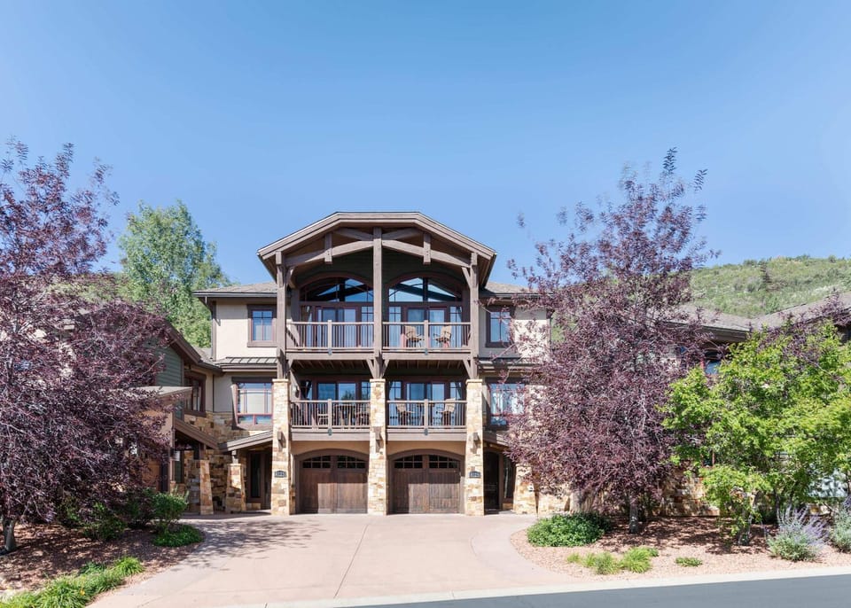 Walk to Frostwood Gondola private hot tub House in Wasatch County