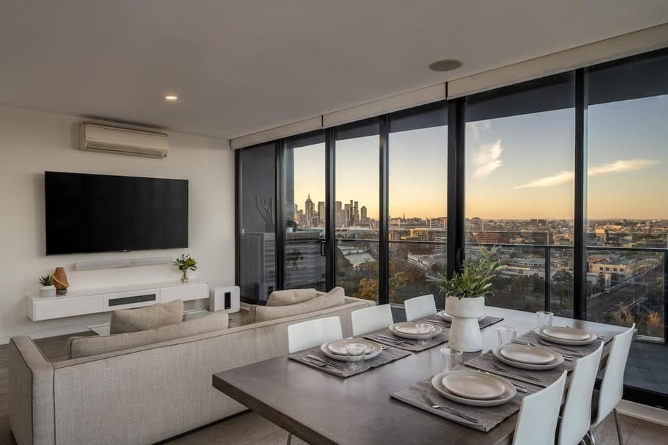 Panoramic City Views 3BR w Rooftop Pool & Parking Apartment in Melbourne