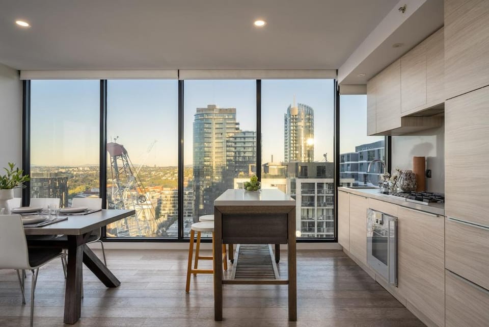 Panoramic City Views 3BR w Rooftop Pool & Parking Apartment in Melbourne