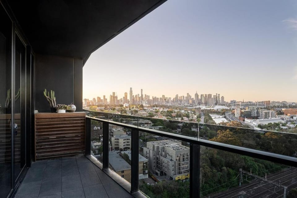 Panoramic City Views 3BR w Rooftop Pool & Parking Apartment in Melbourne