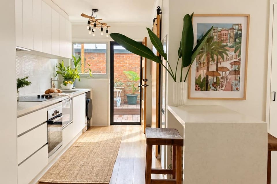 Kitchen or kitchenette, Dining area, oven, stove
