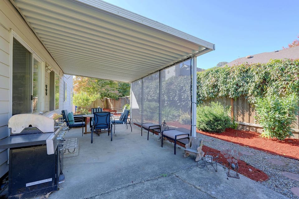 Lovely, Spacious Gem: Walk to Autzen & River Trail House in Springfield