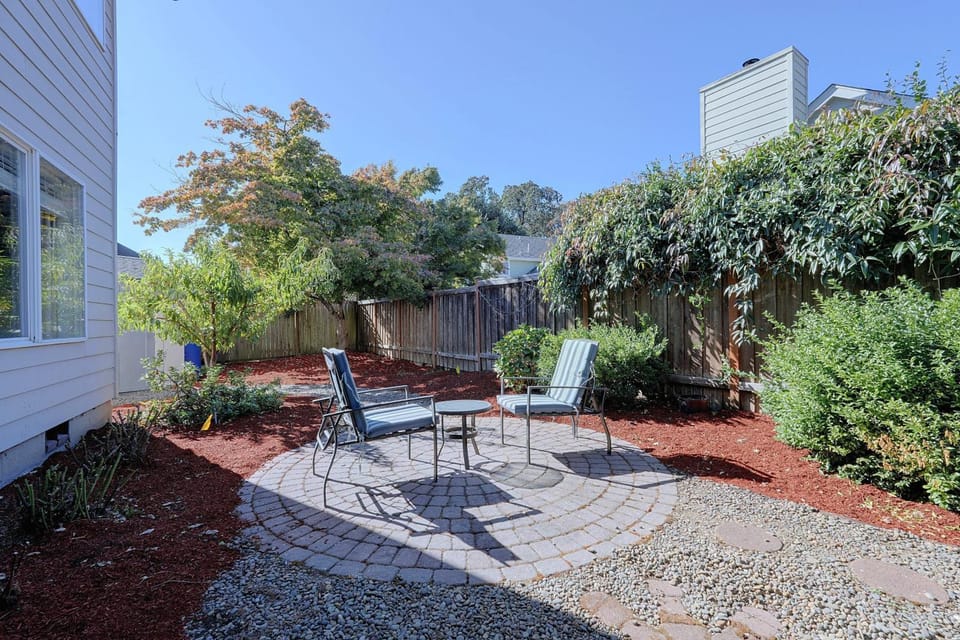 Lovely, Spacious Gem: Walk to Autzen & River Trail House in Springfield