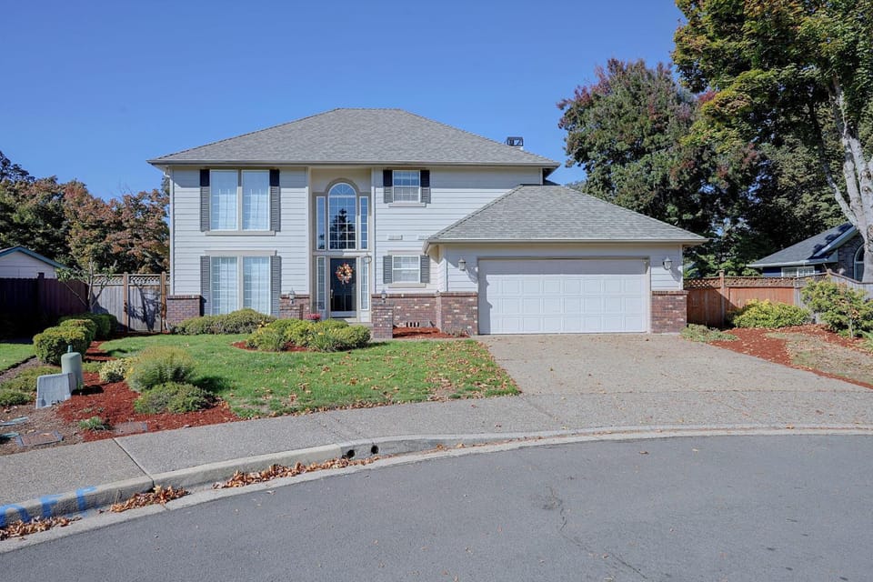 Lovely, Spacious Gem: Walk to Autzen & River Trail House in Springfield