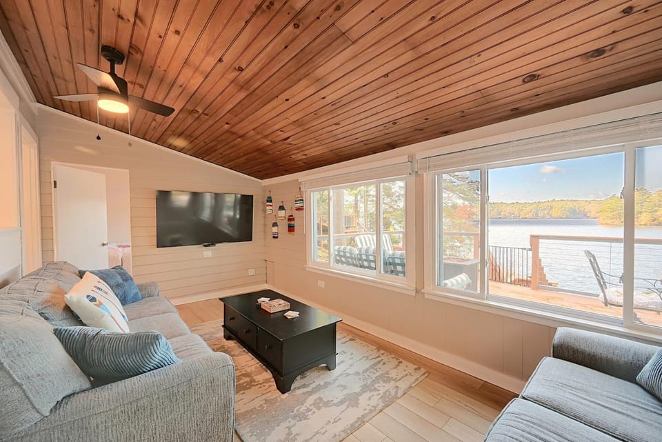 Big Alum Pond Escape w/ Dock & Fire Pit! House in Sturbridge