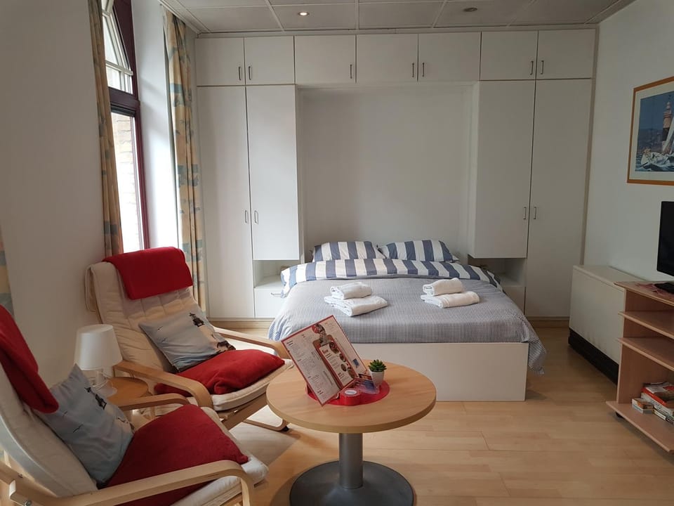 Bed, TV and multimedia, towels