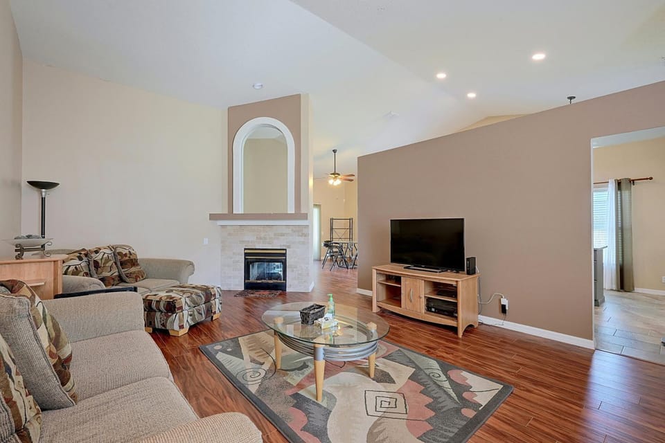 Travel Nurses Welcome! Zephyrhills Extended Stay House in Wesley Chapel