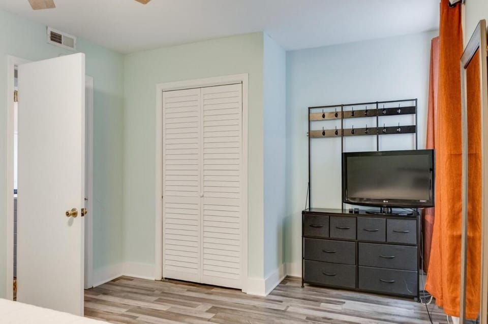 TV and multimedia, Bedroom, wardrobe