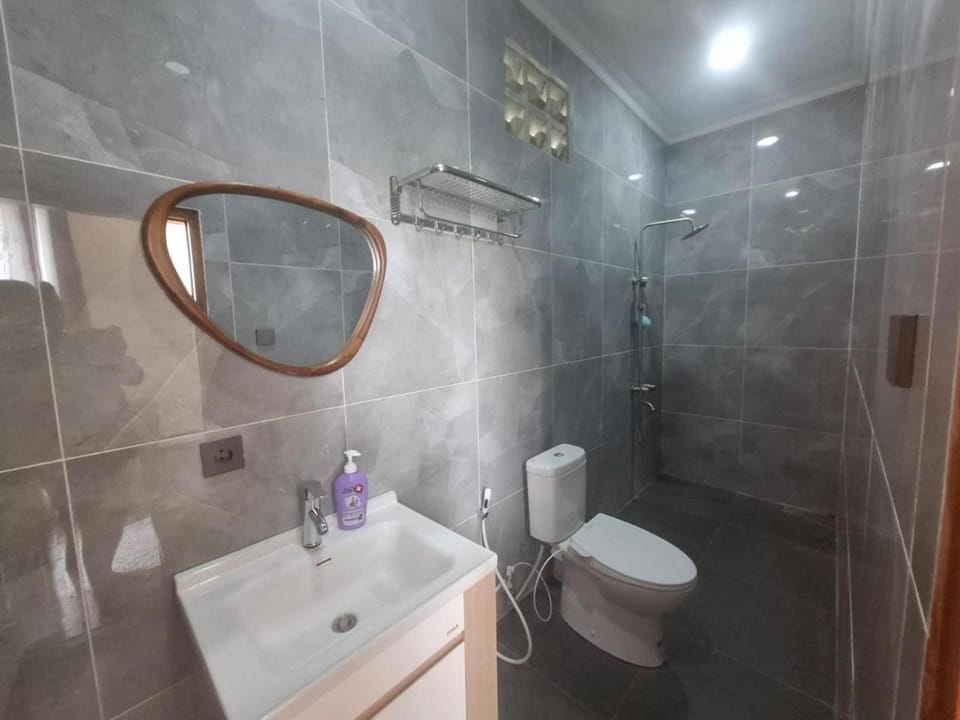Shower, Toilet, Bathroom, bidet, towels