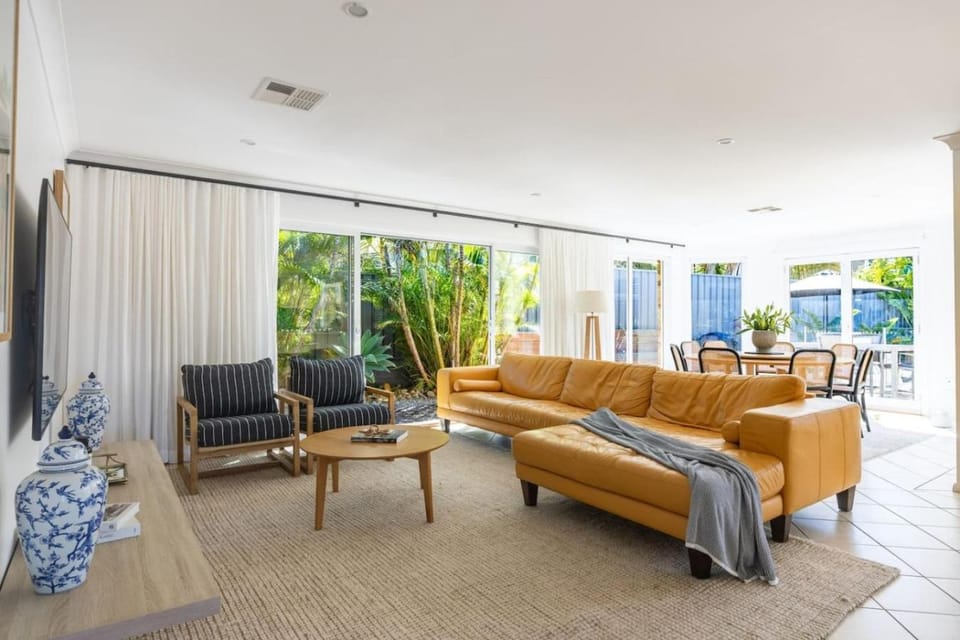 The Palms at Caves, 5 BR, Pool, Near Beach slps 12 House in Swansea
