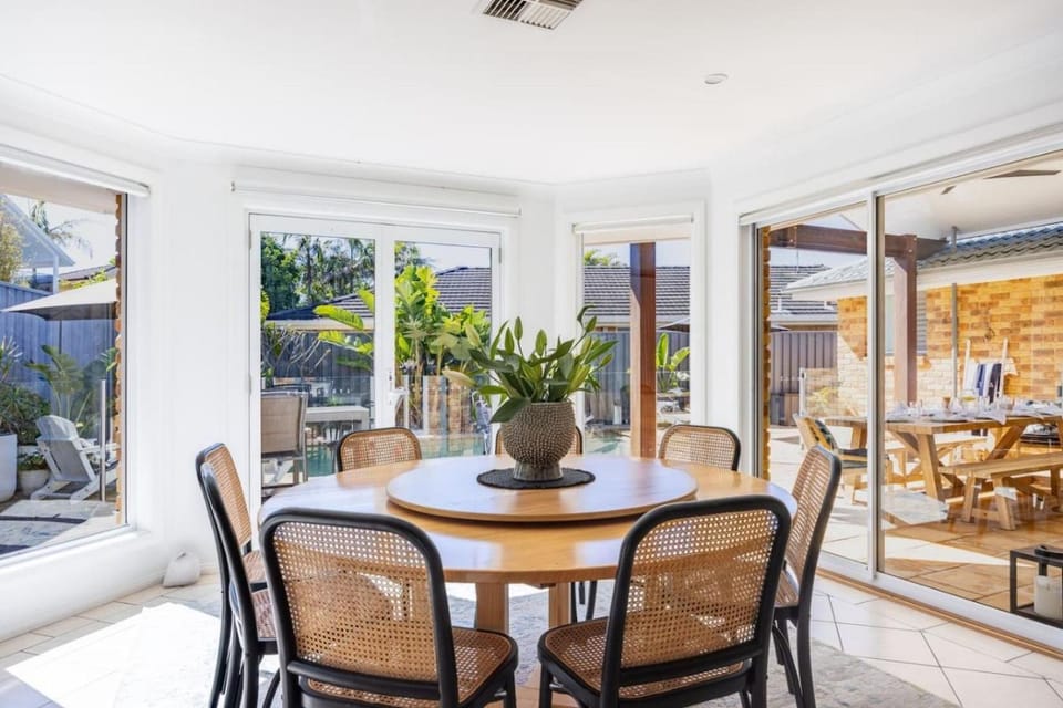 The Palms at Caves, 5 BR, Pool, Near Beach slps 12 House in Swansea