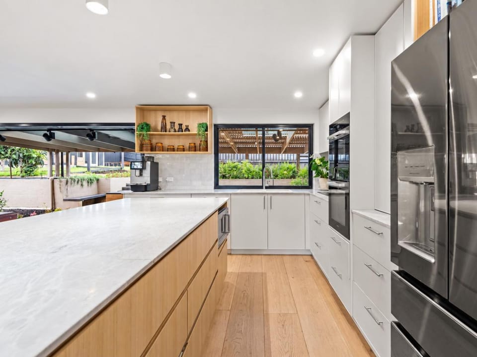 Kitchen or kitchenette, Garden view