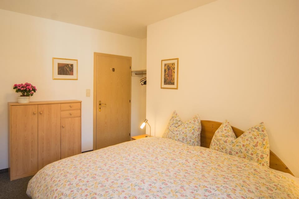 Photo of the whole room, Bedroom, Mountain view, Street view