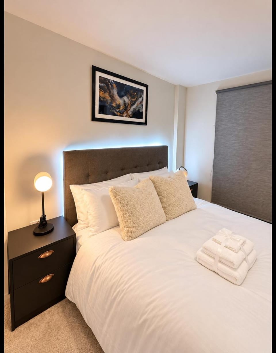 Bed, Bedroom, towels