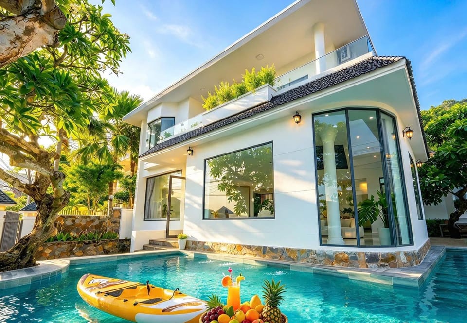 Property building, Patio, Day, Garden, Garden view, Pool view, Swimming pool, sunbed