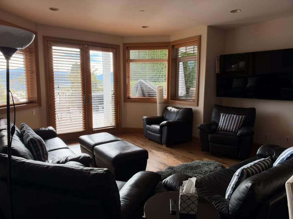 Patio, TV and multimedia, Living room, Mountain view