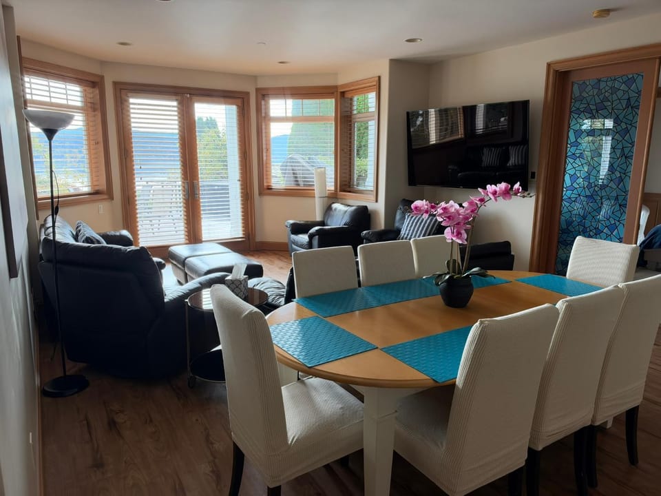 TV and multimedia, Living room, Dining area, Mountain view