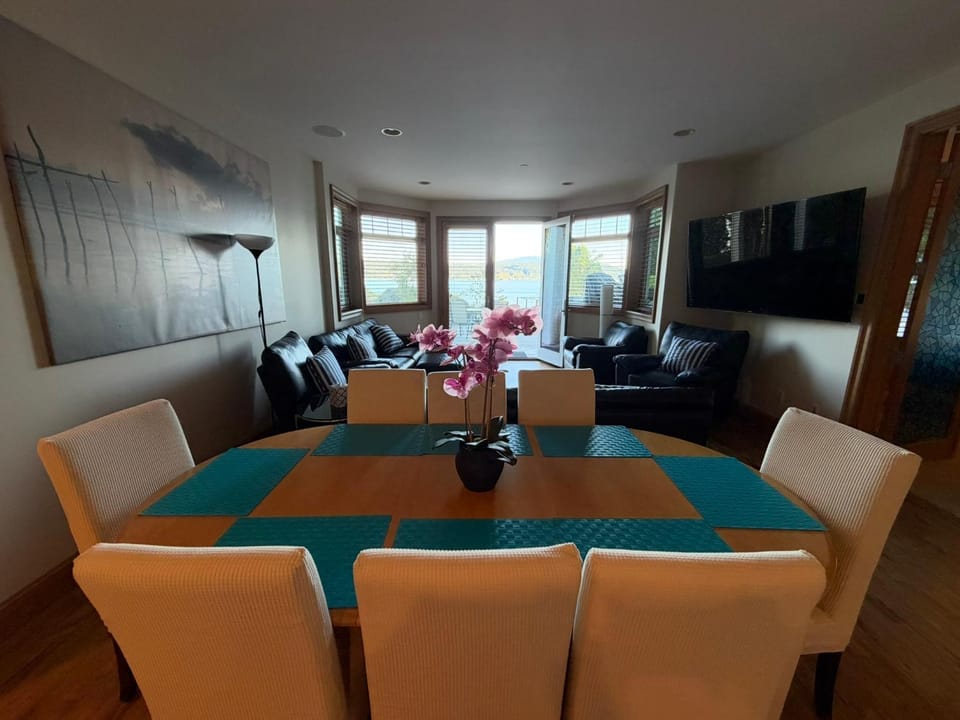 TV and multimedia, View (from property/room), Living room, Seating area, Dining area