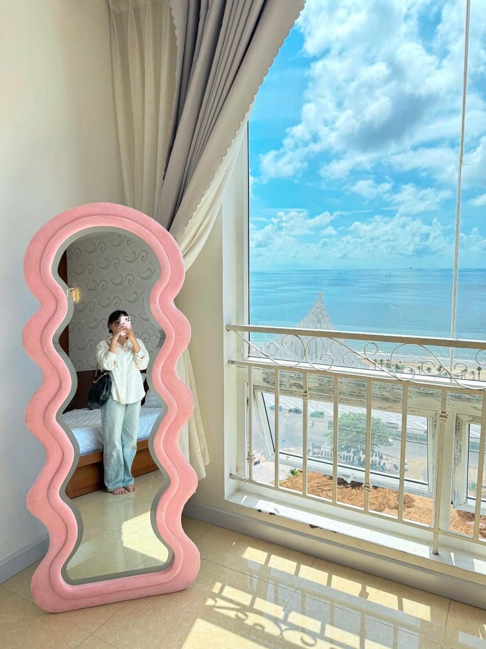 Bed, People, Natural landscape, View (from property/room), Balcony/Terrace, Photo of the whole room, Bedroom, Guests, Sea view, group of guests