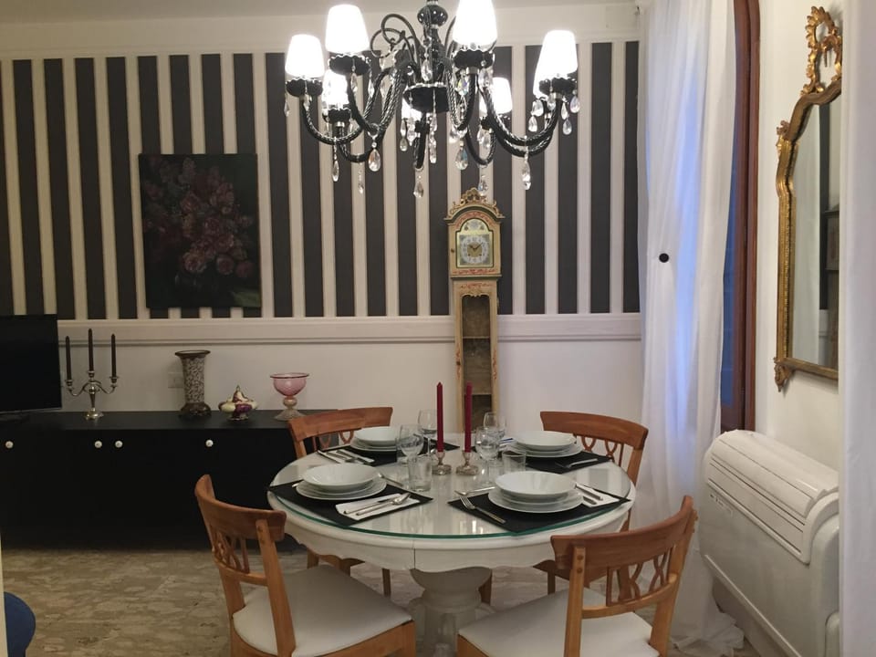 Communal lounge/ TV room, Dining area