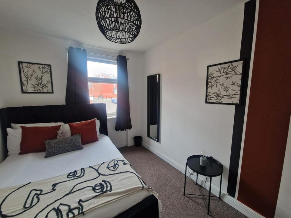 Charming Large House in Leeds House in Leeds