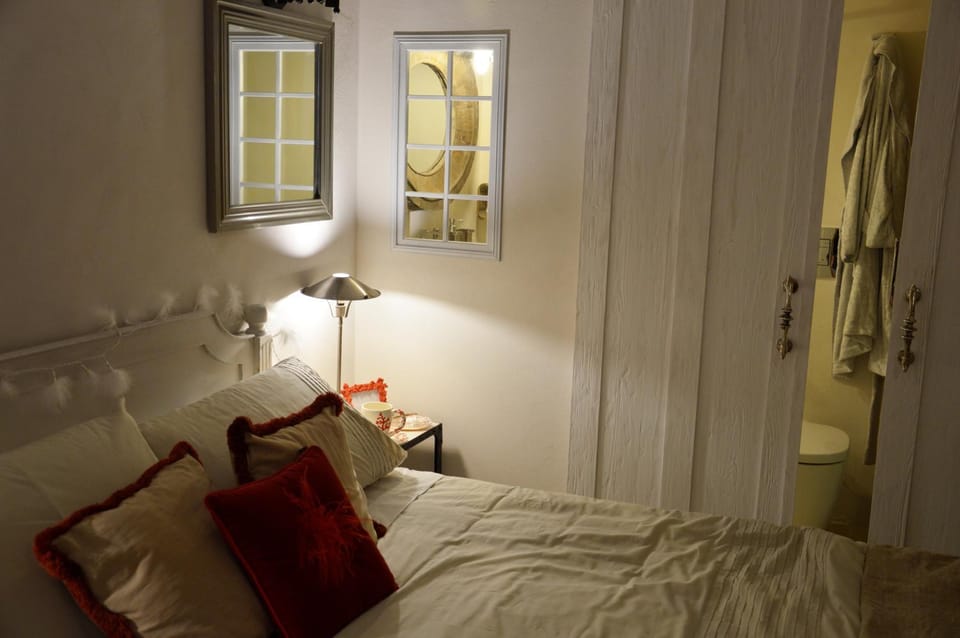 Bed, Day, Photo of the whole room, Bedroom