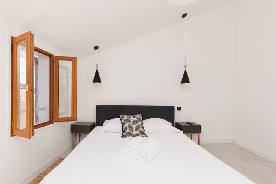 Upstays Charming 3 bedroom 75m2 Balcony and AC Apartment in Cannes