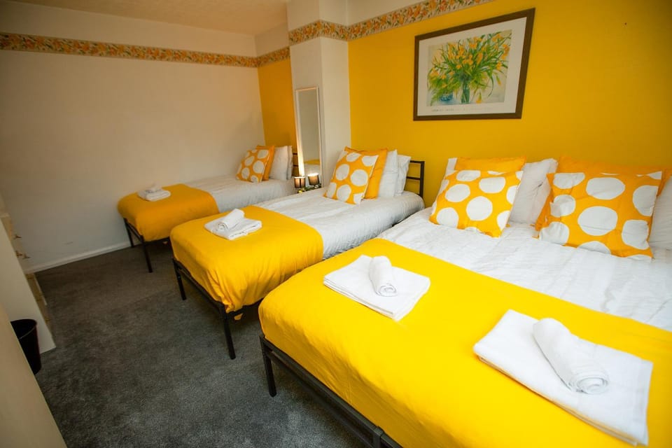 Bed, Bedroom, towels