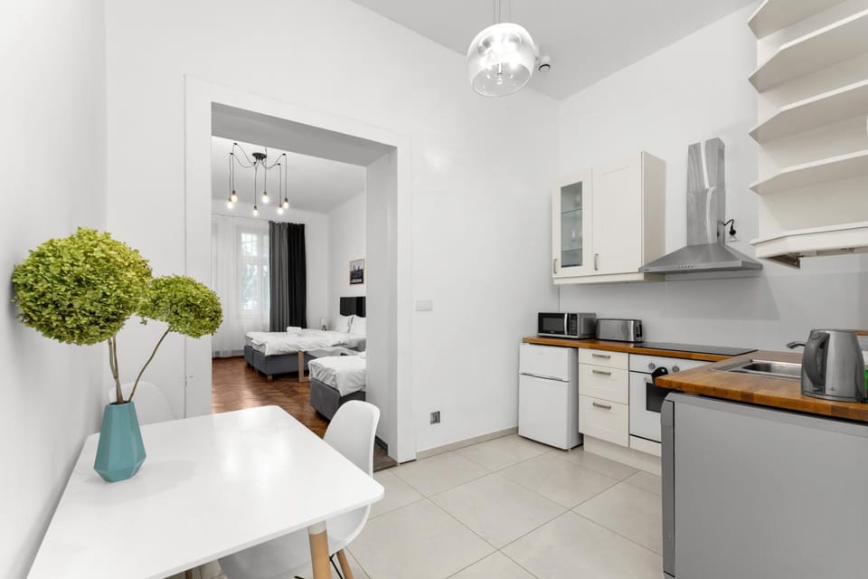 Kitchen or kitchenette, dishwasher, oven, toaster