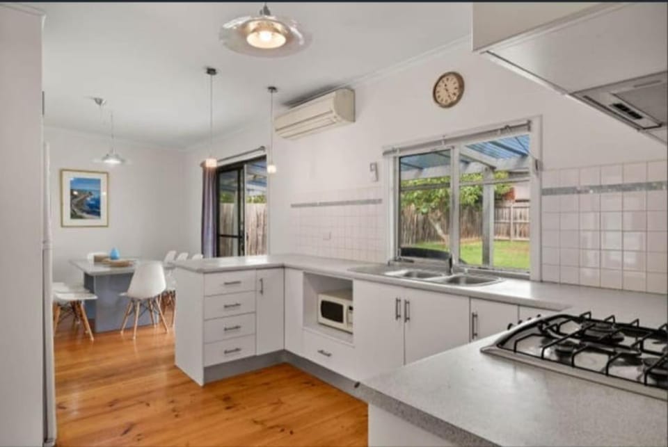 Kitchen or kitchenette, Dining area, Garden view, stove