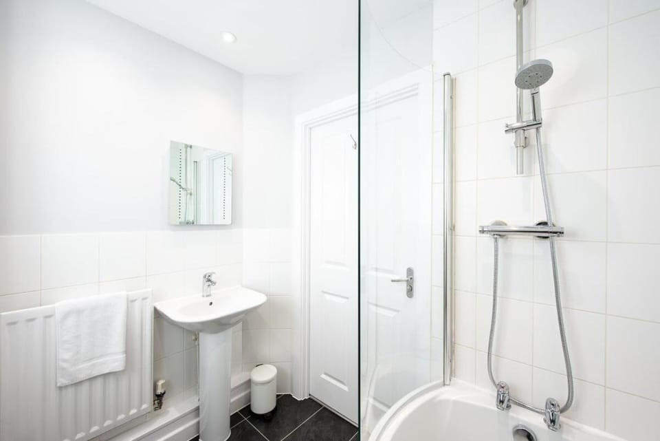 Private Coach House, Fast WiFi & Parking Apartment in Colchester
