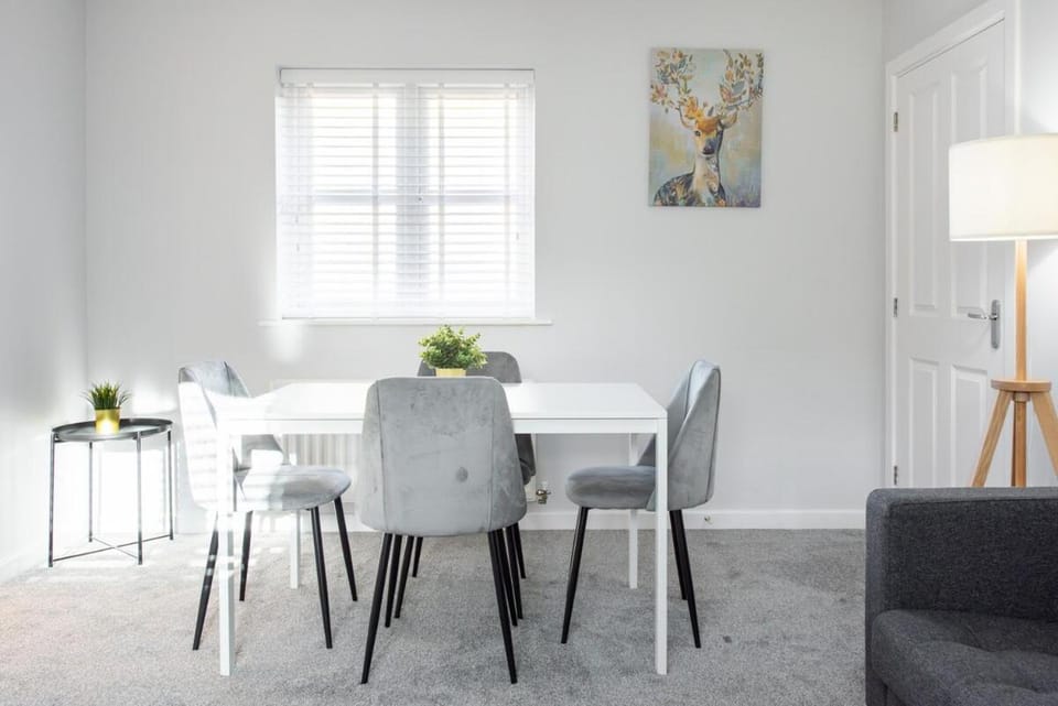 Private Coach House, Fast WiFi & Parking Apartment in Colchester