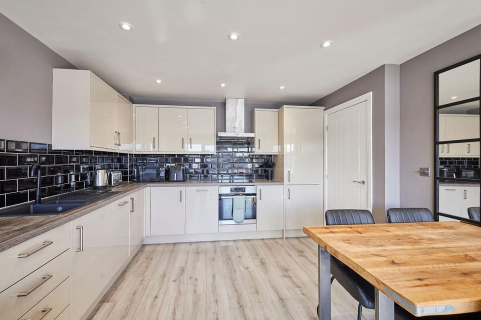 Kitchen or kitchenette, dishwasher, oven, pet friendly