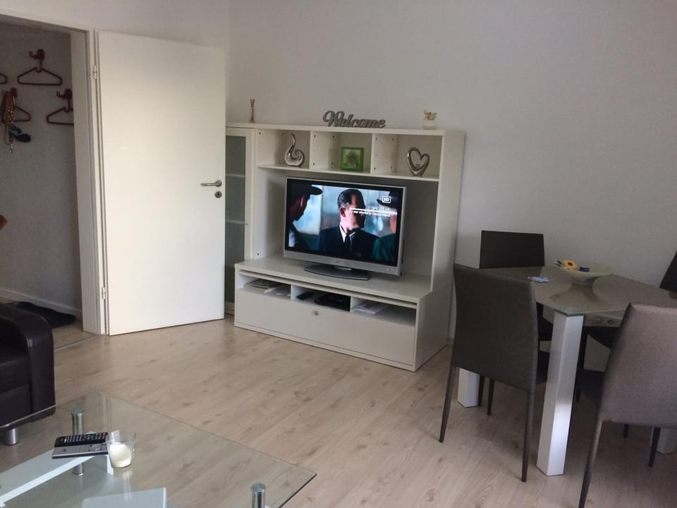 Communal lounge/ TV room, TV and multimedia, Living room, Decorative detail, Decorative detail, Dining area