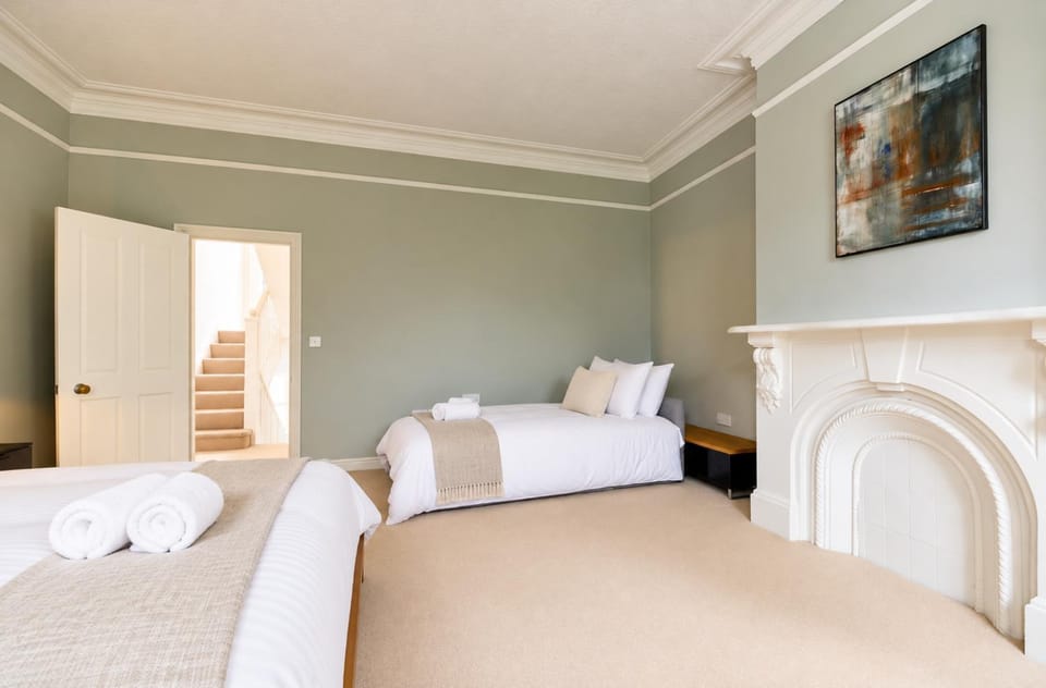 UKREiiF Luxury 3BR and 3Bath Leeds Retreat with Private Hot Tub Apartment in Leeds