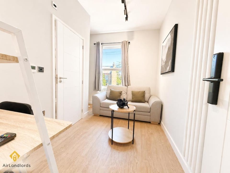 Charming 1 Bedroom Flat in the Heart of Hounslow! Apartment in Twickenham