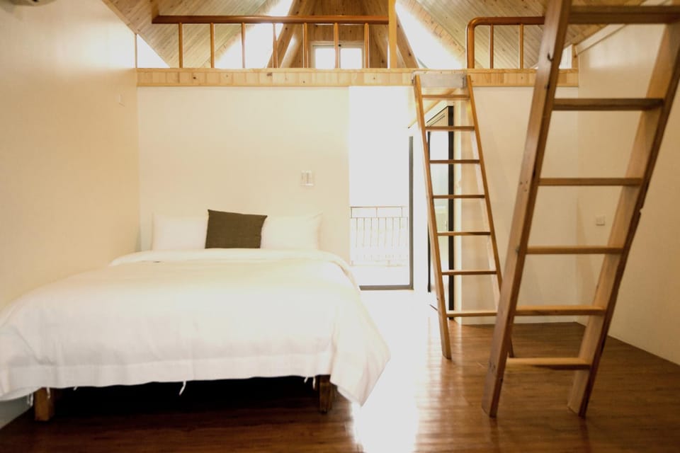 Bed, Photo of the whole room, Decorative detail, bunk bed