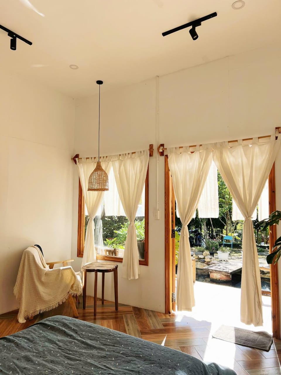 Bed, Living room, Photo of the whole room, Seating area, Bedroom