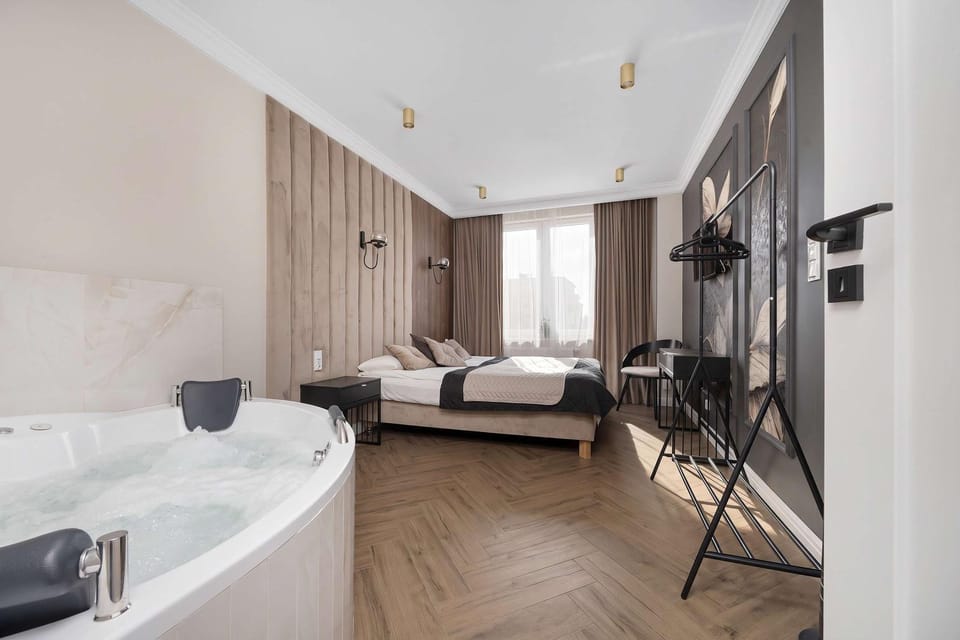 Bed, Hot Tub, TV and multimedia, Seating area, Bedroom, towels