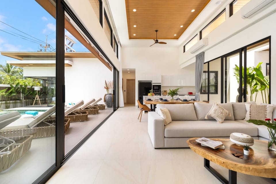 Patio, Day, View (from property/room), Balcony/Terrace, Living room, Food and drinks, Seating area, Dining area, Food, Pool view, Swimming pool, sunbed