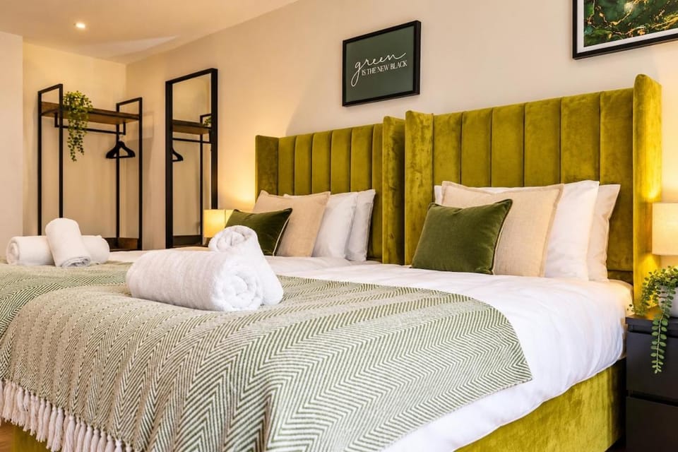 Photo of the whole room, Bedroom, towels