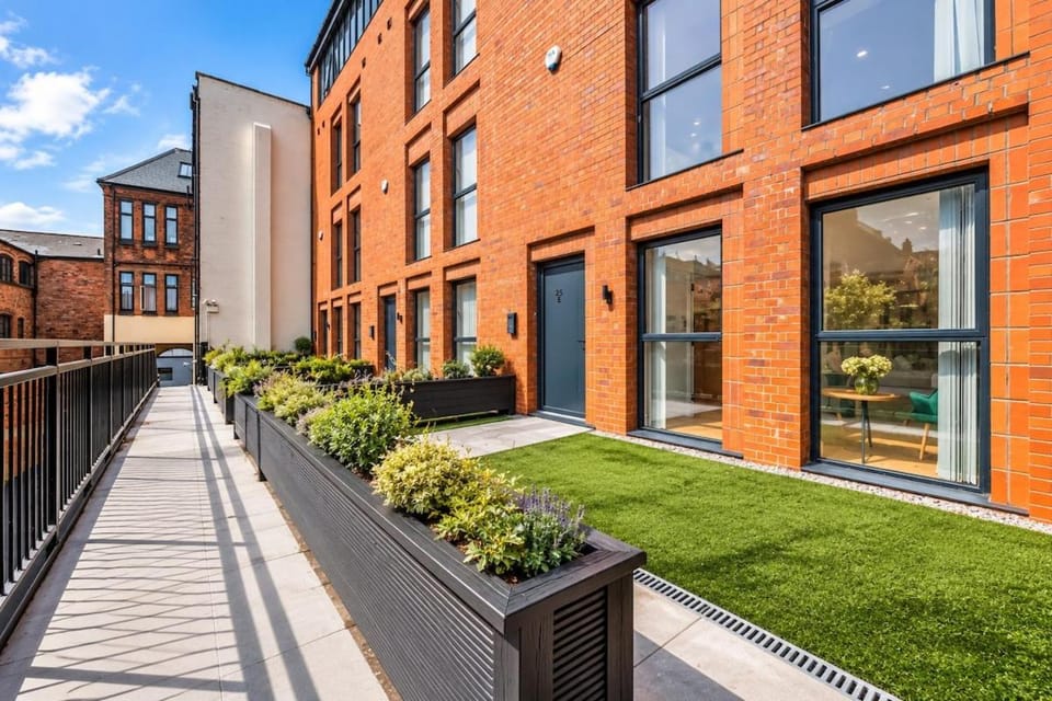 Luxury Town-house Free Parking & EV Charging House in Birmingham