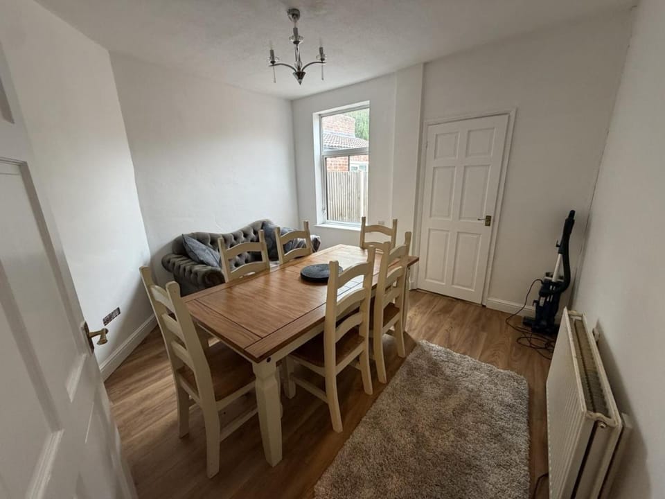 3 bed Central Grantham sleeps 9 Garden - Amaya 31 House in Grantham