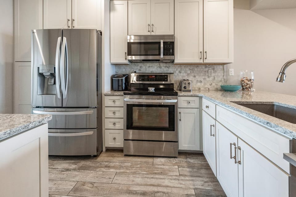 Coffee/tea facilities, dishwasher, microwave, oven, stove, toaster, kitchen