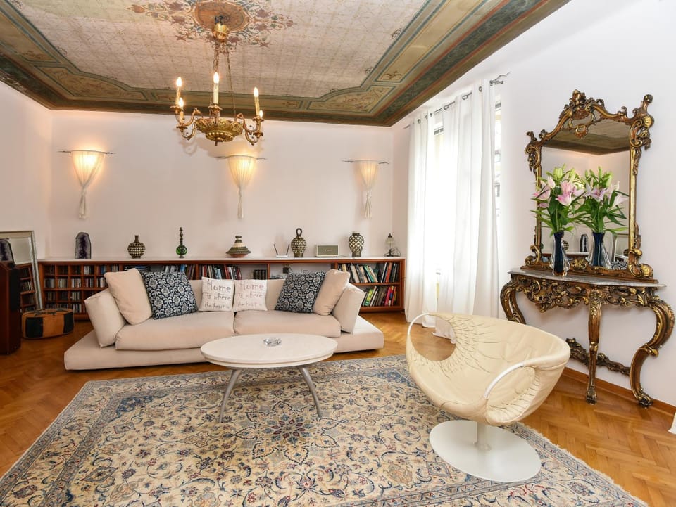 Living room, Seating area