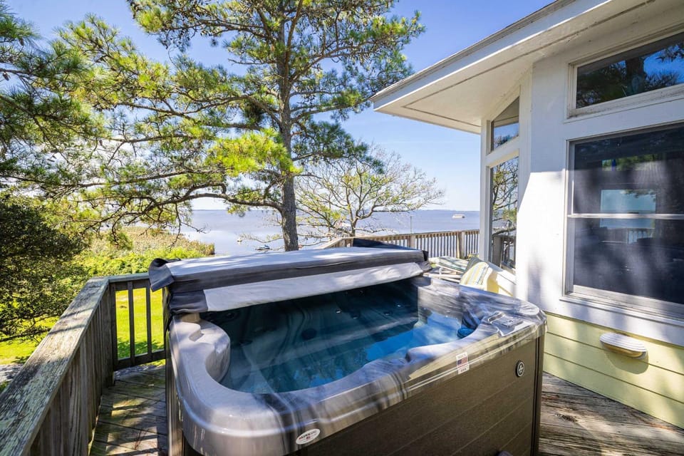 Soundfront with Hot Tub Game Room & Resort Perks House in Corolla
