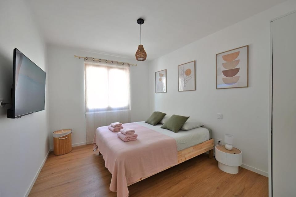 Bed, TV and multimedia, Photo of the whole room, Bedroom
